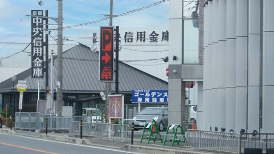 駐車場に設置されたLED電光看板